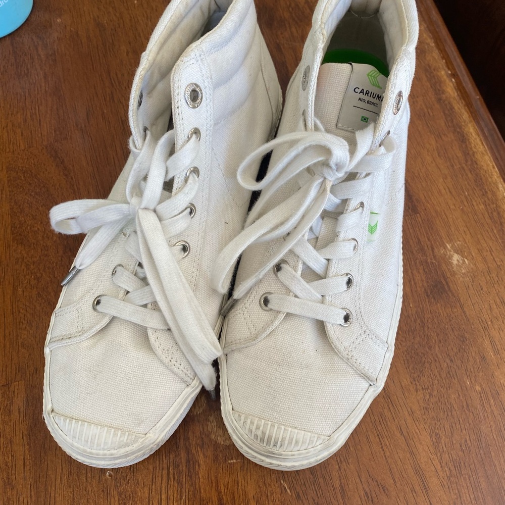 Cariuma women’s White High-Top Sneakers